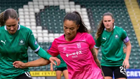 Natasha Thomas sous le maillot de l'équipe féminine d'Ipswich Town