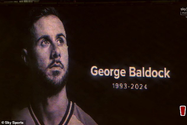 Hommage à George Baldock avant le match