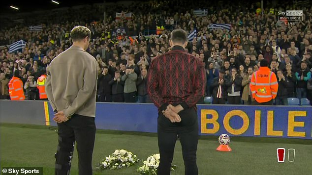 Ethan Ampadu et Jack Robinson offrant des fleurs