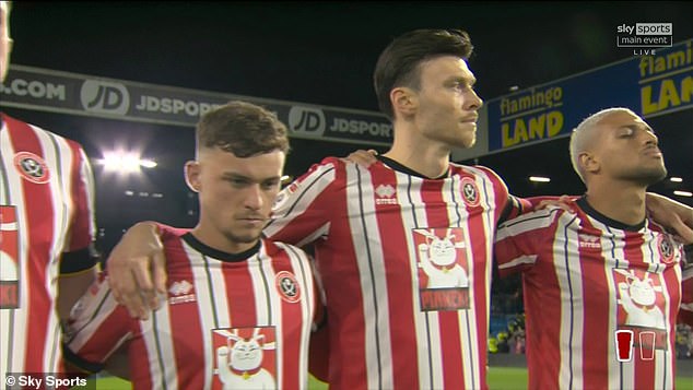 Les joueurs observant une minute de silence