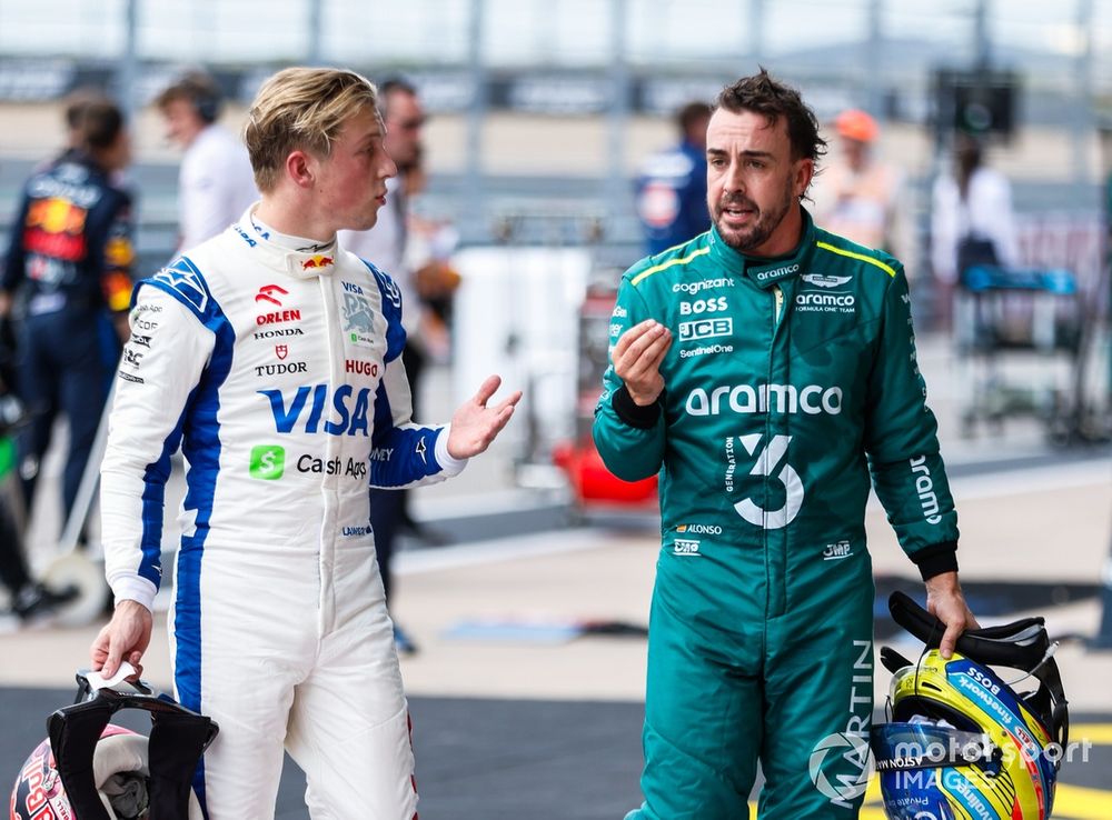 Liam Lawson, Visa Cash App RB F1 Team, et Fernando Alonso, Aston Martin F1 Team