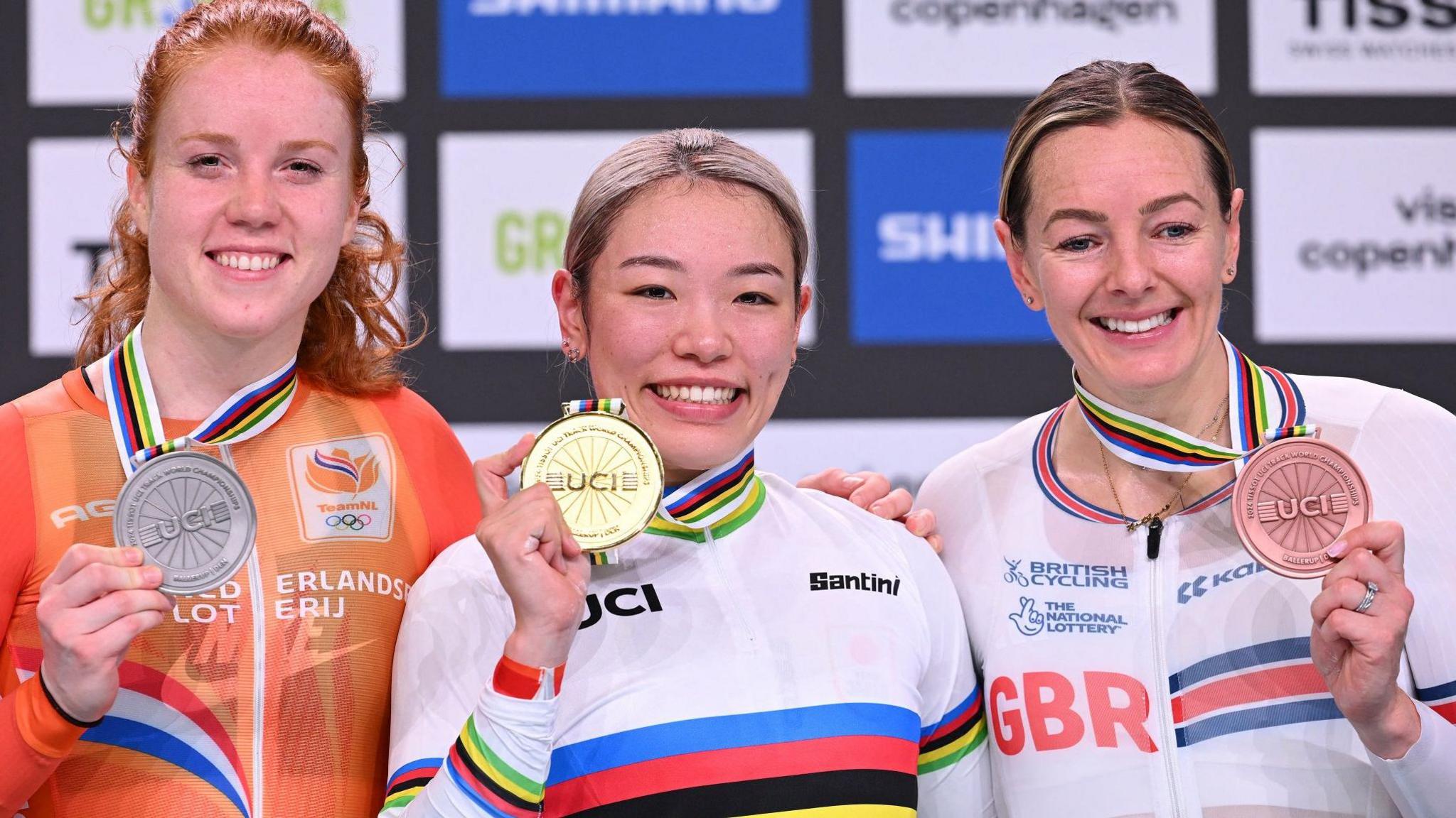 Katy Marchant montre sa médaille de bronze au keirin, entourée de la gagnante Mina Sato et de Hetty van de Wouw des Pays-Bas