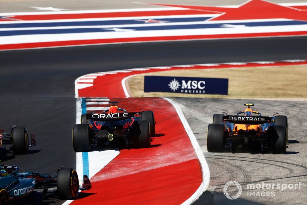 Max Verstappen, Red Bull Racing RB20, alors que Lando Norris, McLaren MCL38, sort de la piste