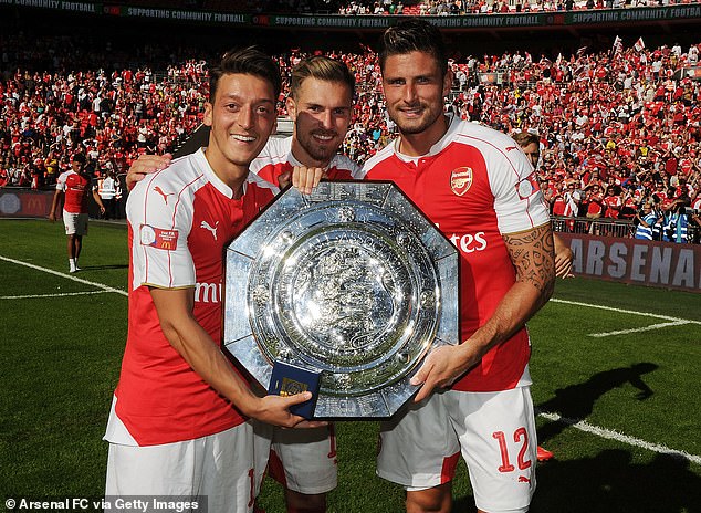 Ozil, Ramsey et Giroud après avoir remporté le Community Shield