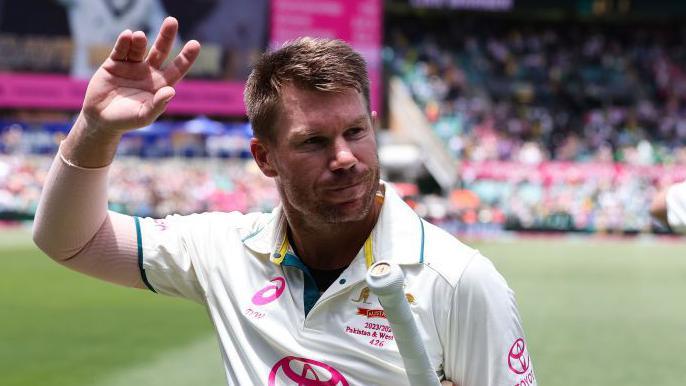 David Warner salue alors qu'il quitte le terrain