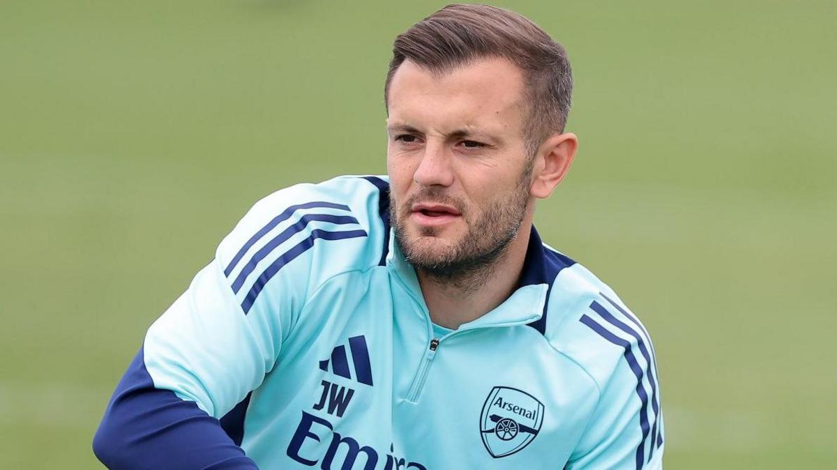 Jack Wilshere supervisant un entraînement avec l'équipe des jeunes d'Arsenal