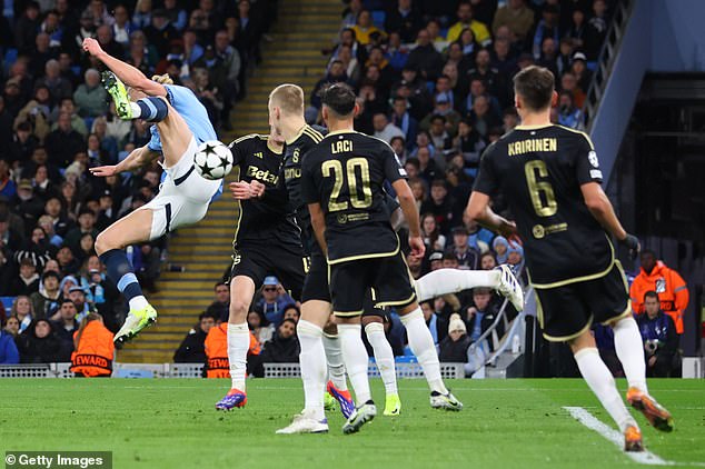 Erling Haaland a marqué une volée de l'arrière lors de la victoire 5-0 de Man City contre Sparta Prague