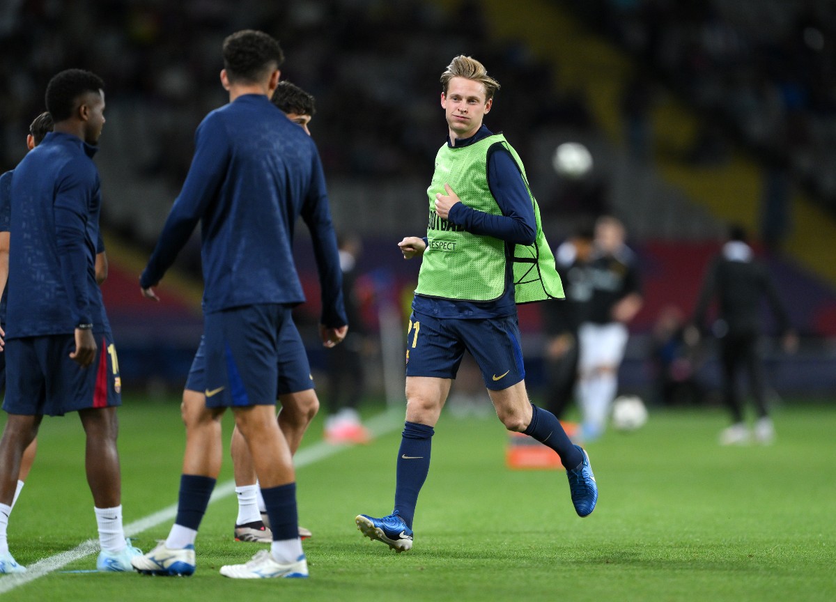 Frenkie de Jong s'échauffe pour le FC Barcelone