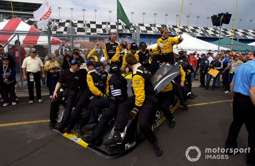 Wayne Taylor avec son équipe après sa victoire aux 24 Heures de Daytona en 2005