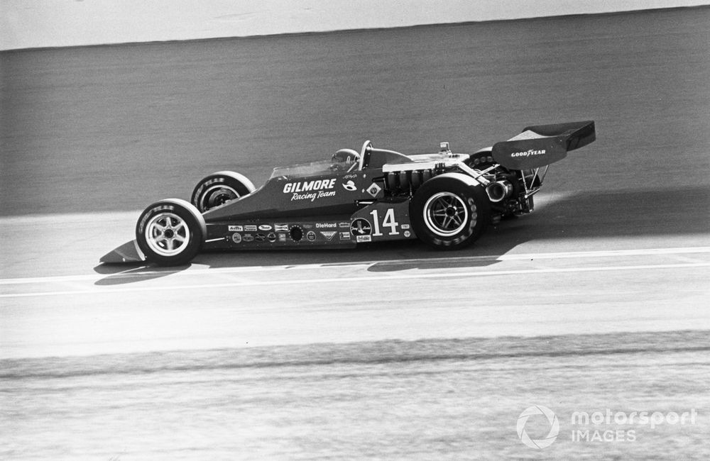 AJ Foyt avec la Coyote lors de sa quatrième victoire à l'Indianapolis 500 en 1977