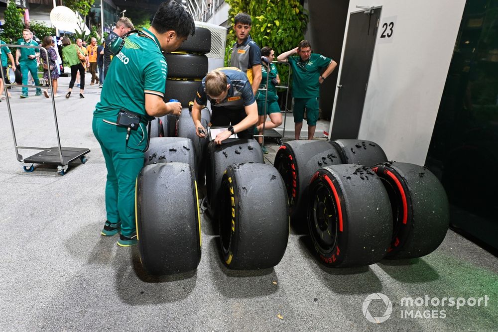 Ingénieurs d'Aston Martin et Pirelli vérifient les pneus Medium et Soft