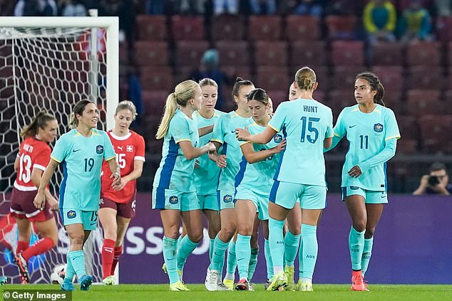 Caitlin Foord de l'Australie célébrant son but avec ses coéquipières après le match nul contre la Suisse