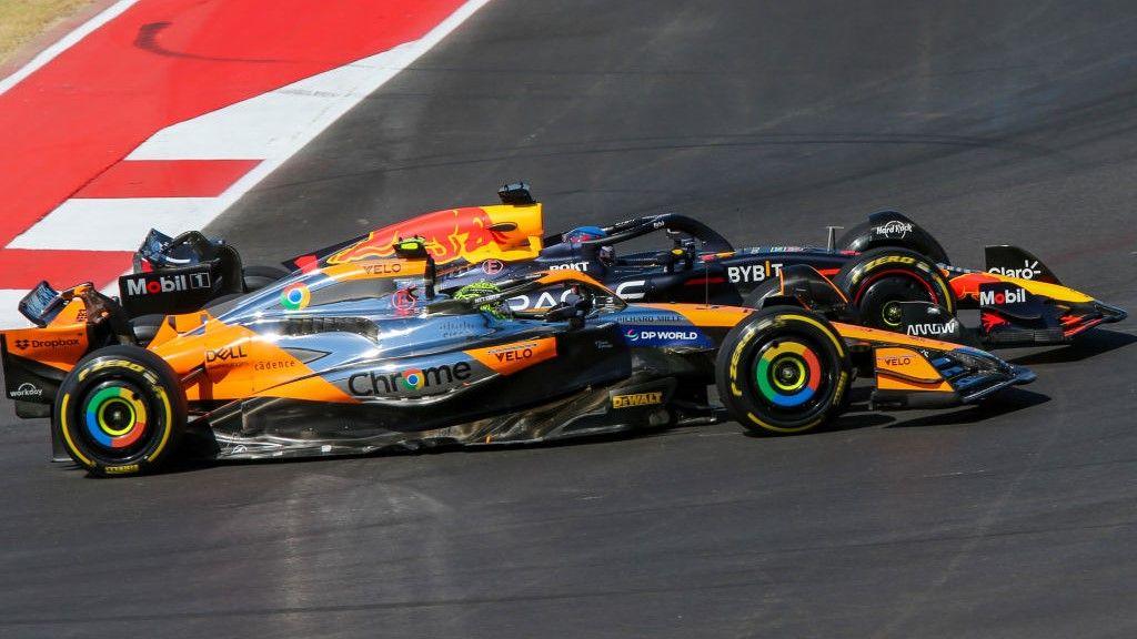 Lando Norris et Max Verstappen en course