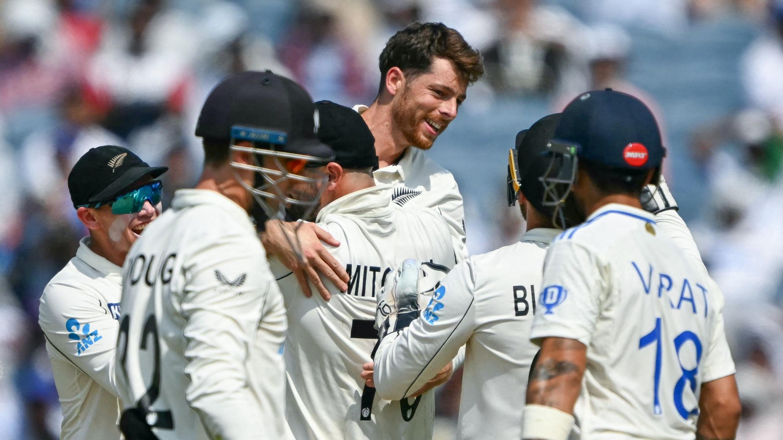 Les joueurs de la Nouvelle-Zélande célèbrent un wicket lors du deuxième Test contre l'Inde à Pune