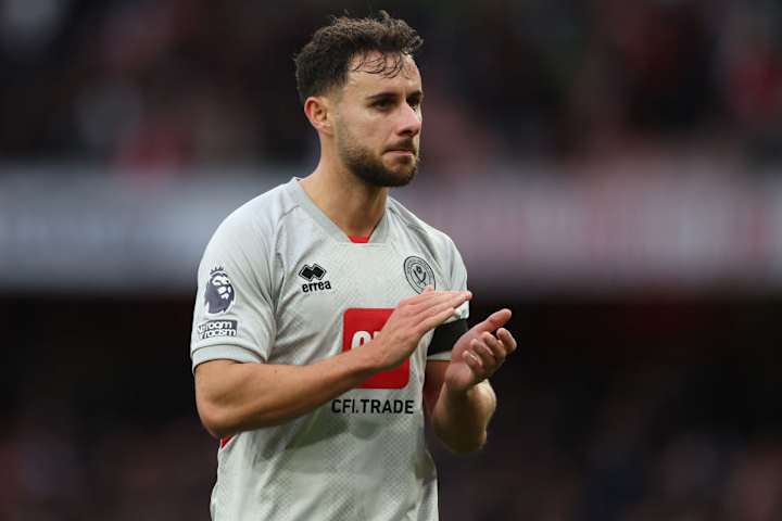 George Baldock a salué les supporters de Sheffield United après un match à l'extérieur contre Arsenal