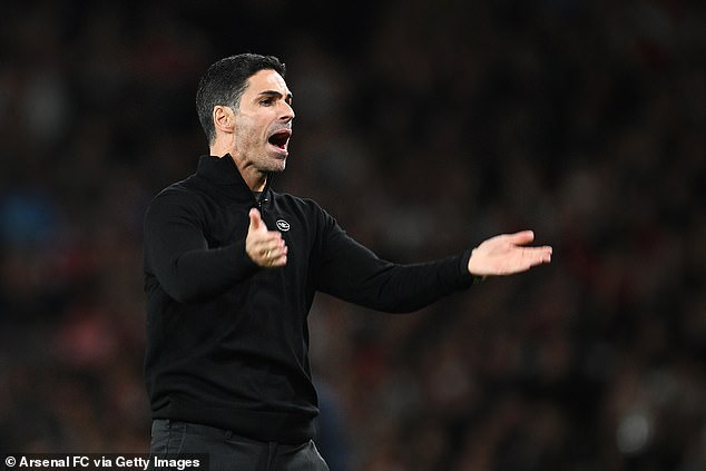 Mikel Arteta sur le banc de touche