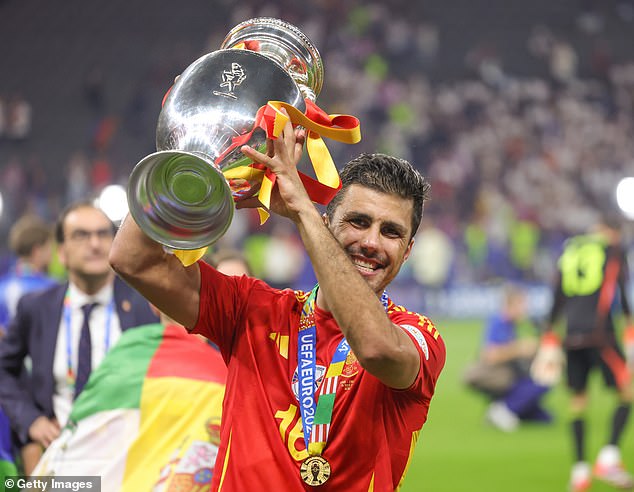 Rodri, en images après la victoire de l'Euro 2024, semble avoir terminé deuxième