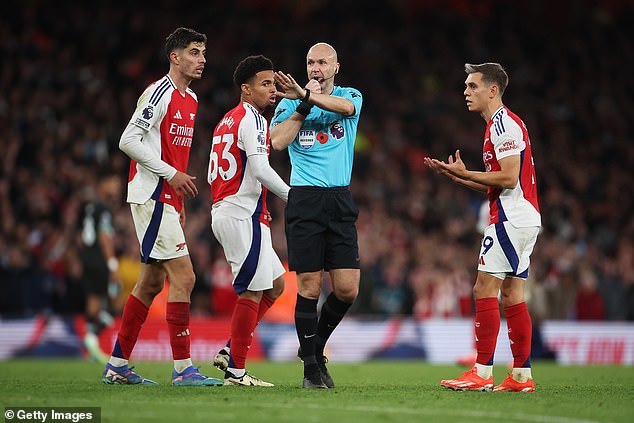 Les supporters d'Arsenal furieux après la décision controversée de l'arbitre Anthony Taylor lors du match contre Liverpool.