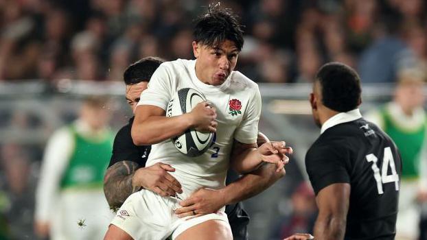 Marcus Smith tackle lors de la défaite de l'Angleterre contre la Nouvelle-Zélande à Eden Park en juillet