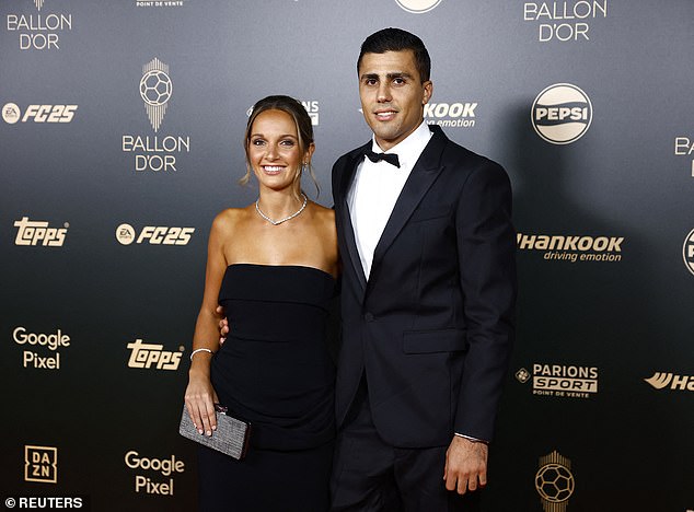 Rodri arrive pour la cérémonie du Ballon d'Or sur béquilles