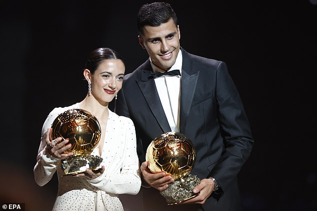 Rodri aux côtés de la gagnante du prix féminin, Aitana Bonmati, lors de la cérémonie de lundi à Paris.