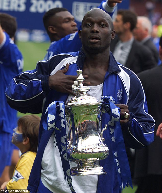 Weah avec le trophée de la FA Cup en 2000