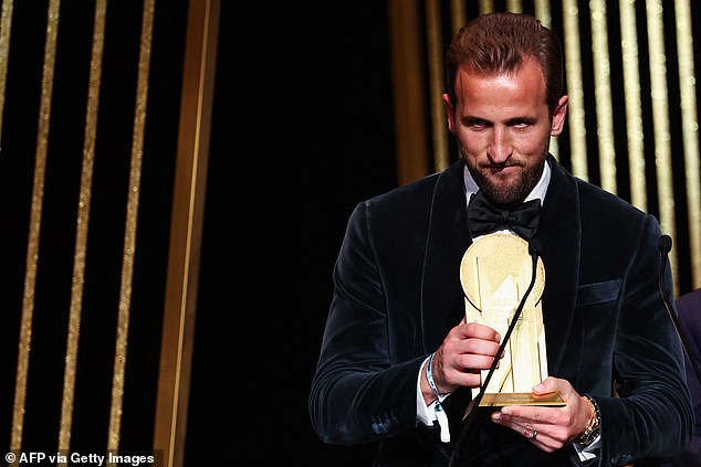 Kane recevant le Trophée Gerd Müller