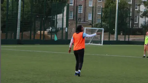 Iqra Ismail en train de jouer au football