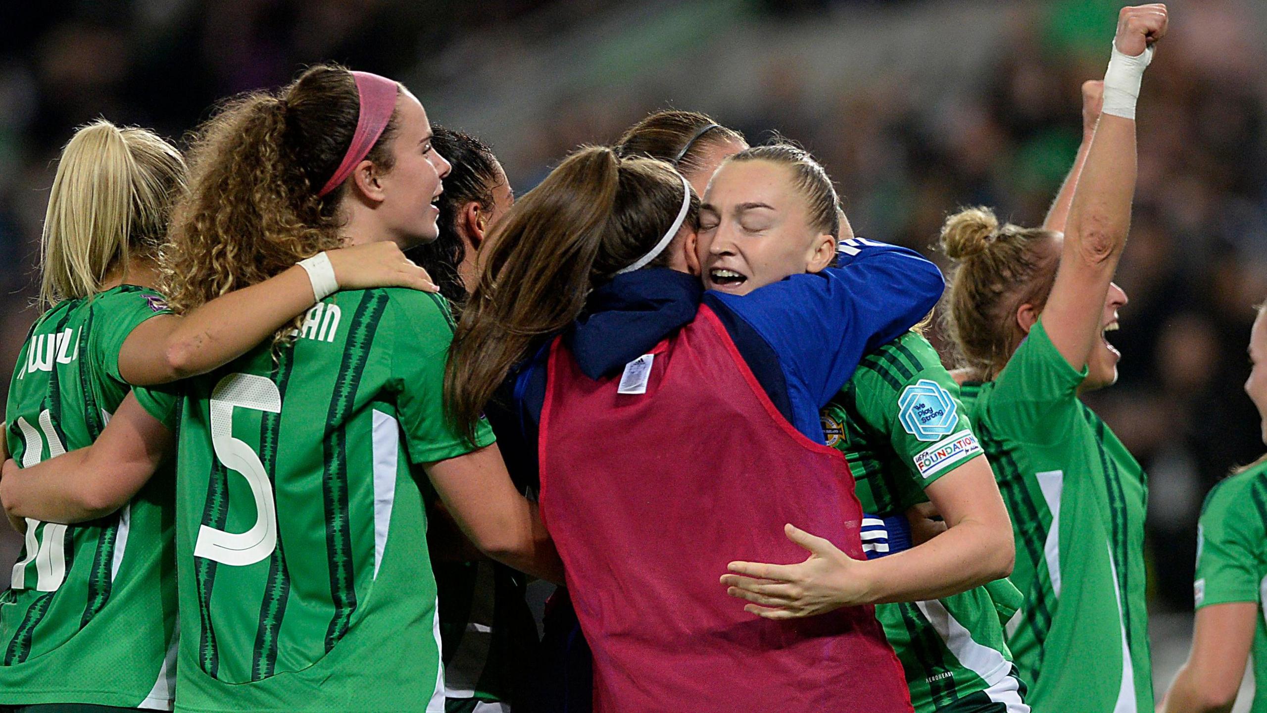 Lauren Wade célèbre avec ses coéquipières de l'Irlande du Nord