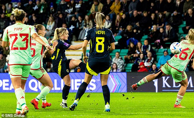 Erin Cuthbert a également marqué avec un superbe tir depuis l'extérieur de la surface