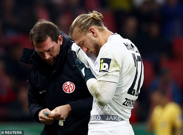 Collision entre Harry Kane et Robin Zentner