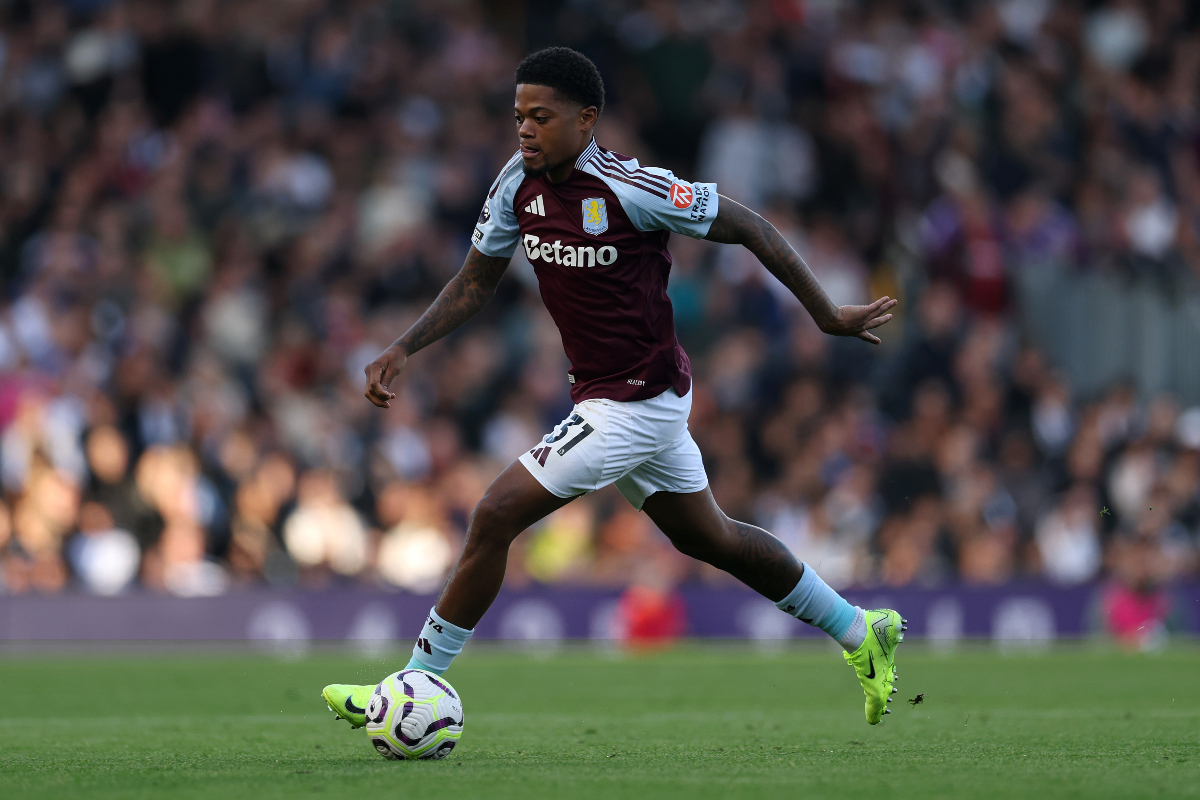 Leon Bailey en action pour Aston Villa.