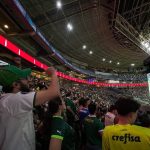 Des fans de football brésiliens regardent un match sur grand écran