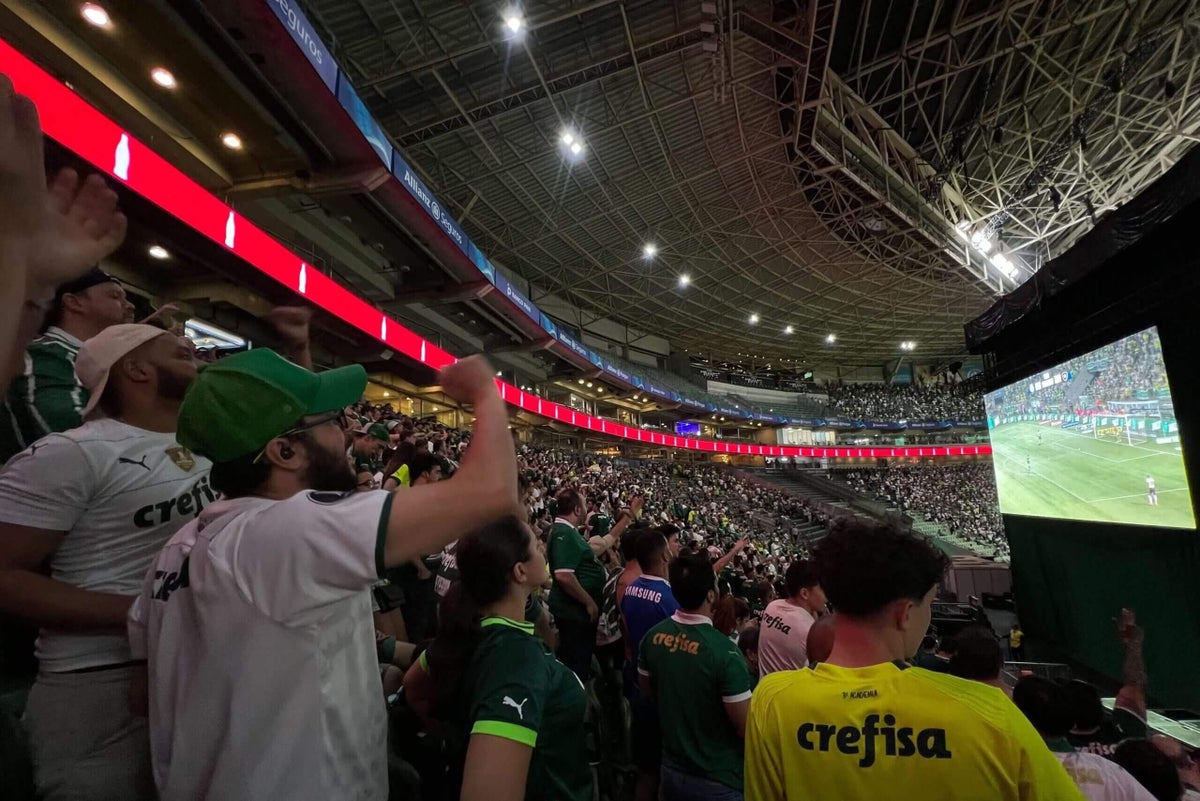 Des fans de football brésiliens regardent un match sur grand écran