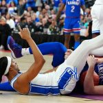 Ejection de Hunter Dickinson lors de la victoire de Kansas contre Duke