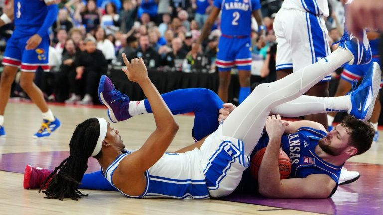 Ejection de Hunter Dickinson lors de la victoire de Kansas contre Duke