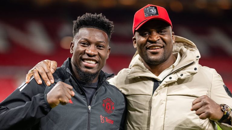 Francis Ngannou et Andre Onana au match de Manchester United