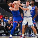 Kansas s'impose contre Duke malgré l'expulsion de Dickinson