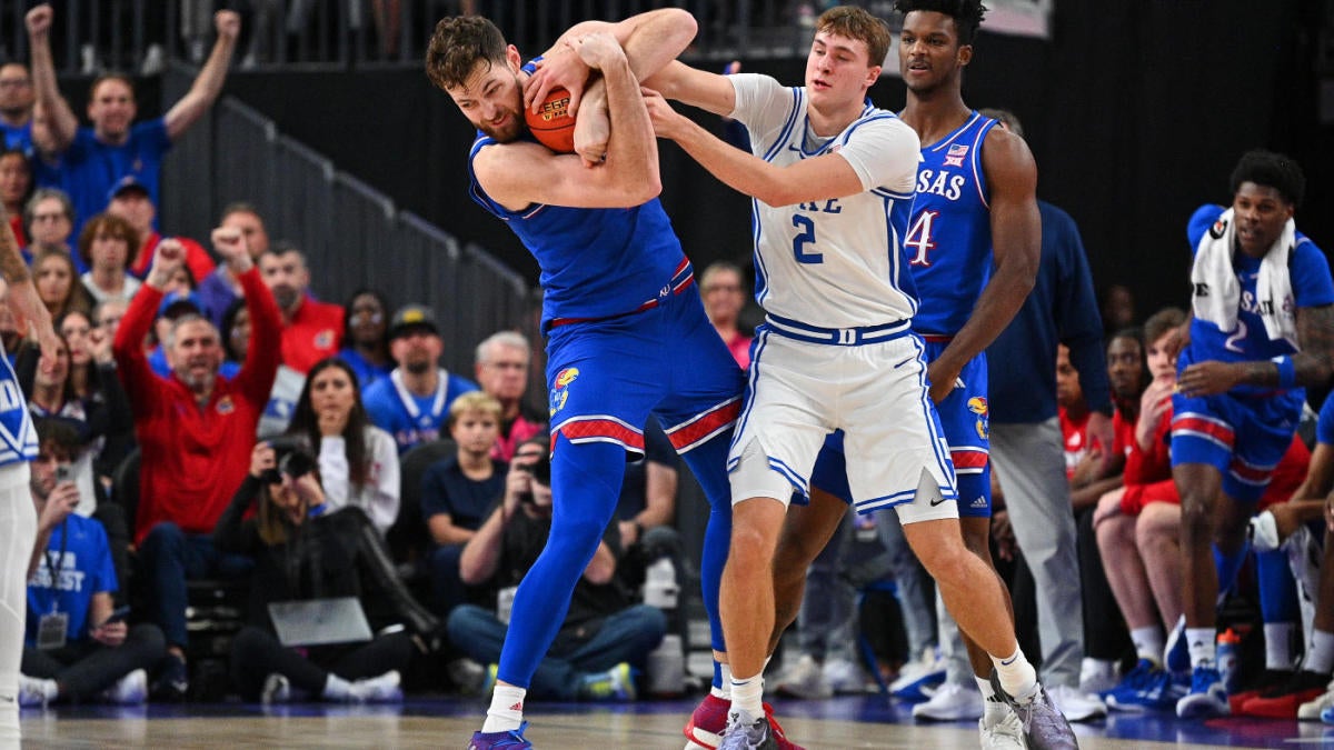 Kansas s'impose contre Duke malgré l'expulsion de Dickinson