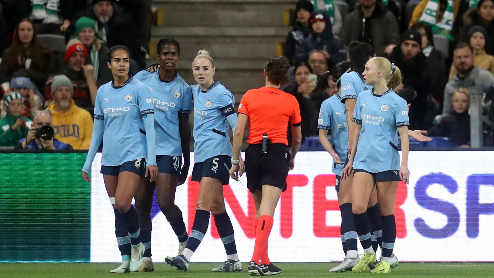 Man City s'impose 2-1 contre Hammarby et atteint les quarts de finale