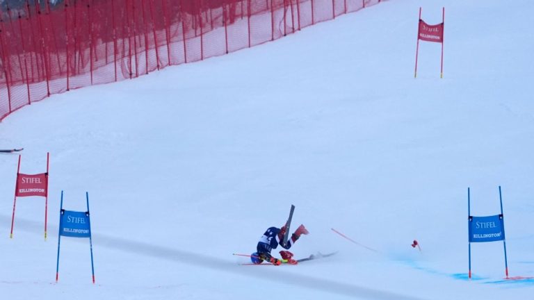 Mikaela Shiffrin chute lors du slalom géant à Killington