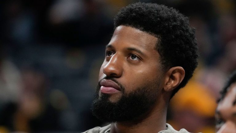 Paul George de retour avec les 76ers face aux Suns