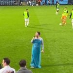 Un fan de football chante Let It Go au stade pendant un match