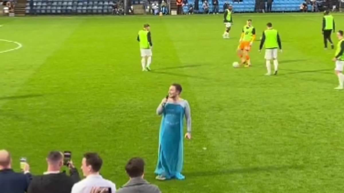 Un fan de football chante Let It Go au stade pendant un match