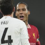 Van Dijk se moque de Pau Torres lors de la victoire de Liverpool