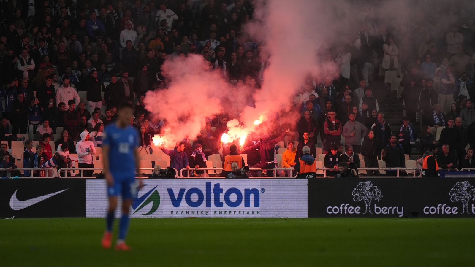 Violence envers les fans anglais lors de la victoire contre la Grèce