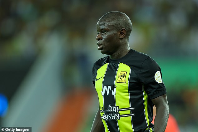 N'Golo Kante nettoie le terrain après le derby de Jeddah