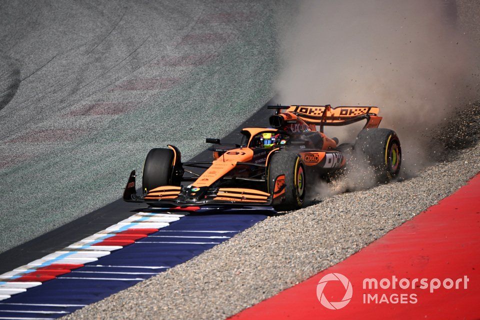 Oscar Piastri, McLaren MCL38, dans le gravier