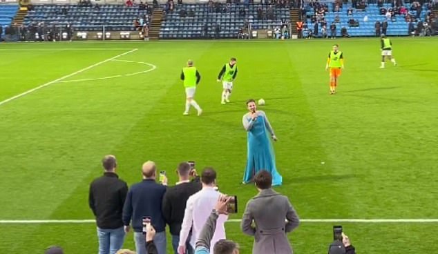 Un fan de football chante Let It Go au stade lors de la victoire de Wycombe sur York City