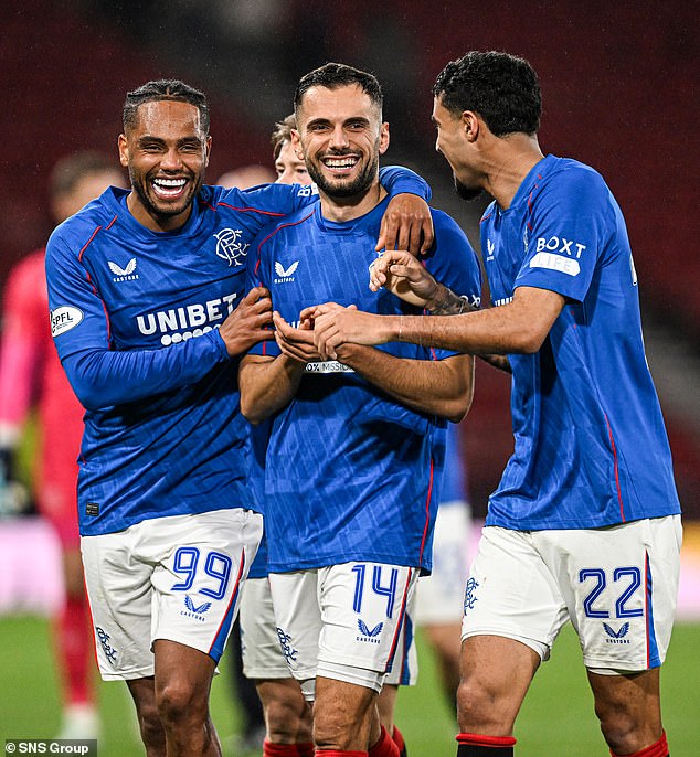 Danilo et Jefte célèbrent le but de Bajrami à la fin du match